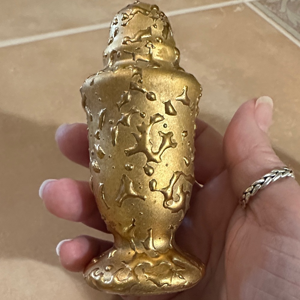 VTG Elegant Gold Textured Salt and Pepper Shakers - Picture 6 of 7